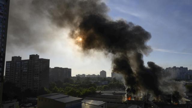 El humo se eleva sobre el lugar donde se ha producido un ataque ruso contra una zona residencial en Kiev, Ucrania.