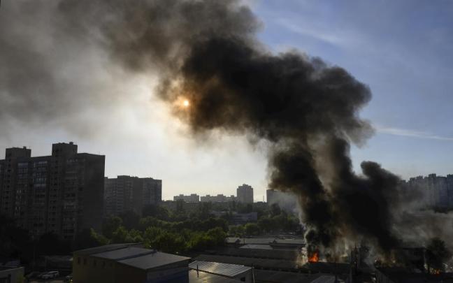 El humo se eleva sobre el lugar donde se ha producido un ataque ruso contra una zona residencial en Kiev, Ucrania.