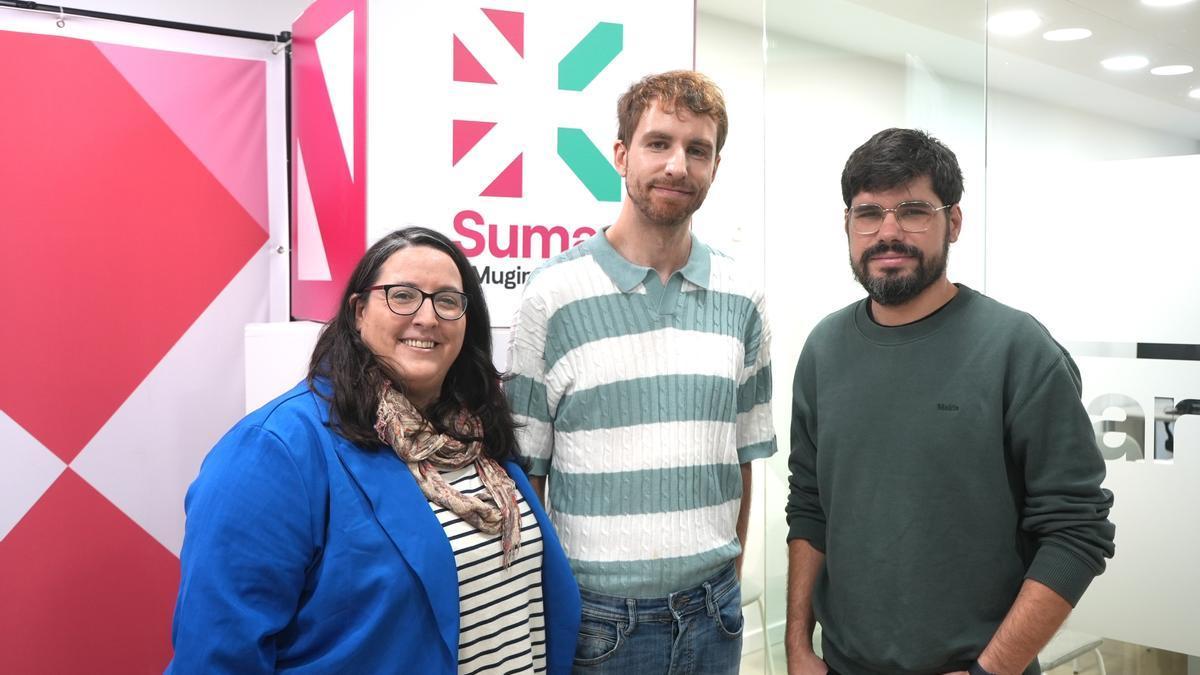 El diputado de Sumar y secretario de Comunicación de la formación en Euskadi, Lander Martínez, junto al secretario político de Sumar Mugimendua, Sergitz Moreno, y la secretaria de Organización, Edurne García.