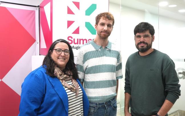 El diputado de Sumar y secretario de Comunicación de la formación en Euskadi, Lander Martínez, junto al secretario político de Sumar Mugimendua, Sergitz Moreno, y la secretaria de Organización, Edurne García.