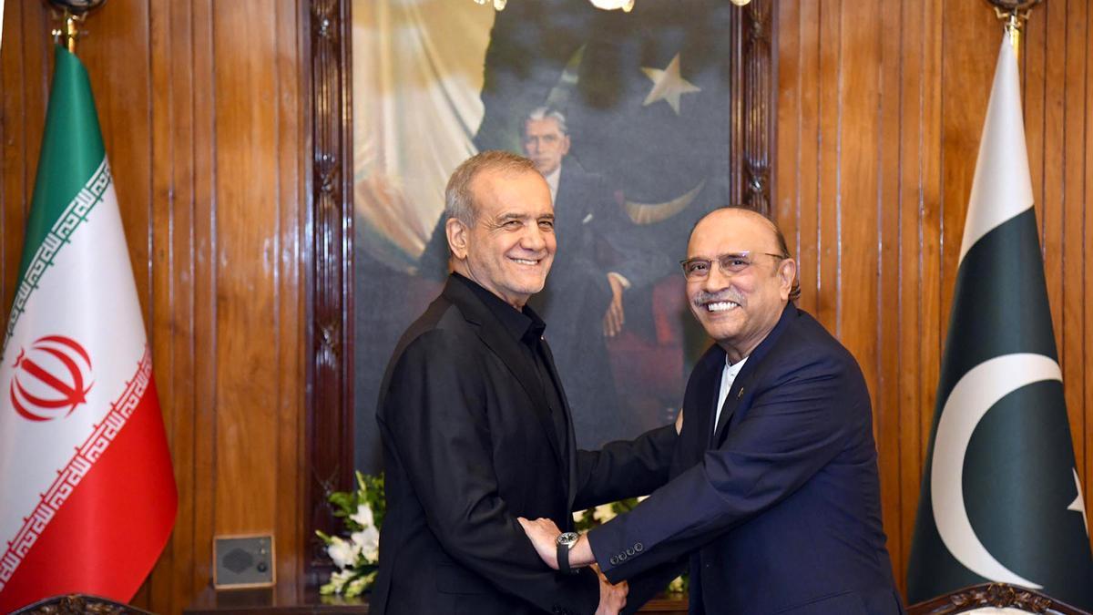 El presidente pakistaní Asif Ali Zardari y el iraní Masoud Pezeshkian en una visita reciente a Islamabad