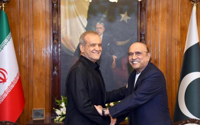 El presidente pakistaní Asif Ali Zardari y el iraní Masoud Pezeshkian en una visita reciente a Islamabad