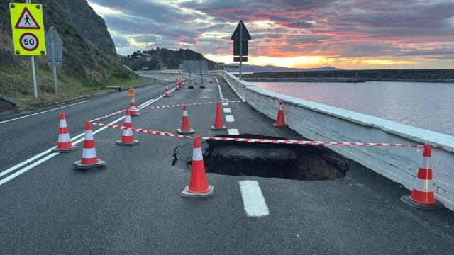 Imagen del socavón con la barra de Zumaia a la derecha / N.G.