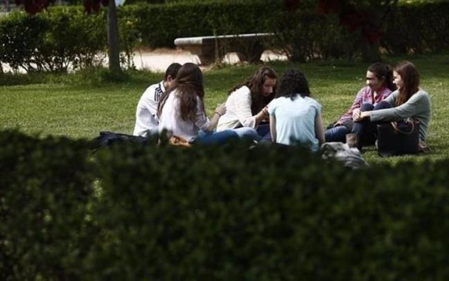 Un grupo de jóvenes charlando en un parque. / EP Un grupo de jóvenes charlando en un parque.