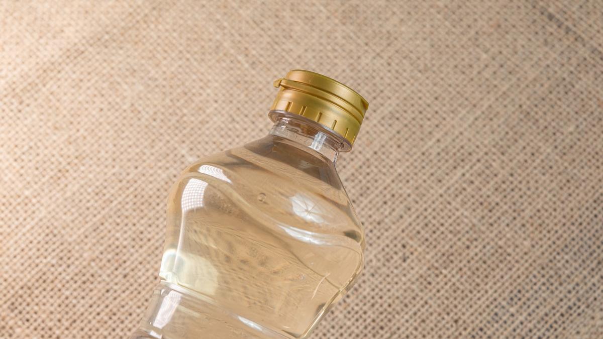 Botella de vinagre blanco, perfecta para la limpieza de la lavadora.