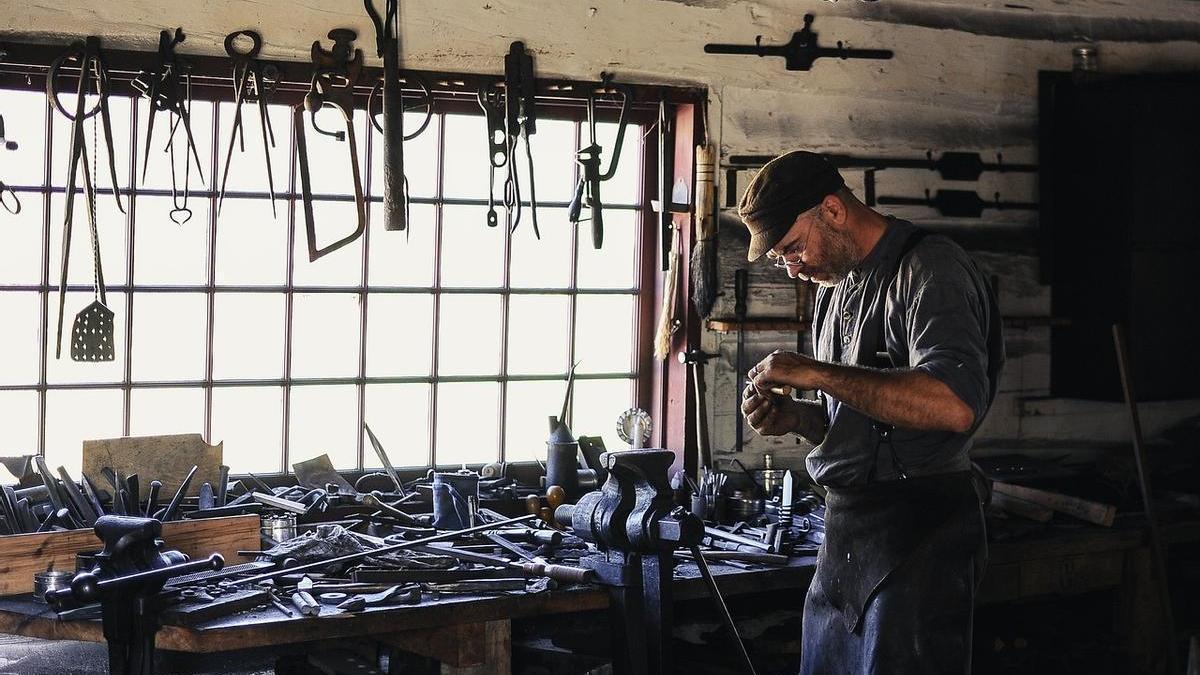 Una persona trabajando en un taller.