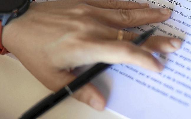 Una persona lee la información antes de firmar una hipoteca. / E.P Una persona lee la información antes de firmar una hipoteca.