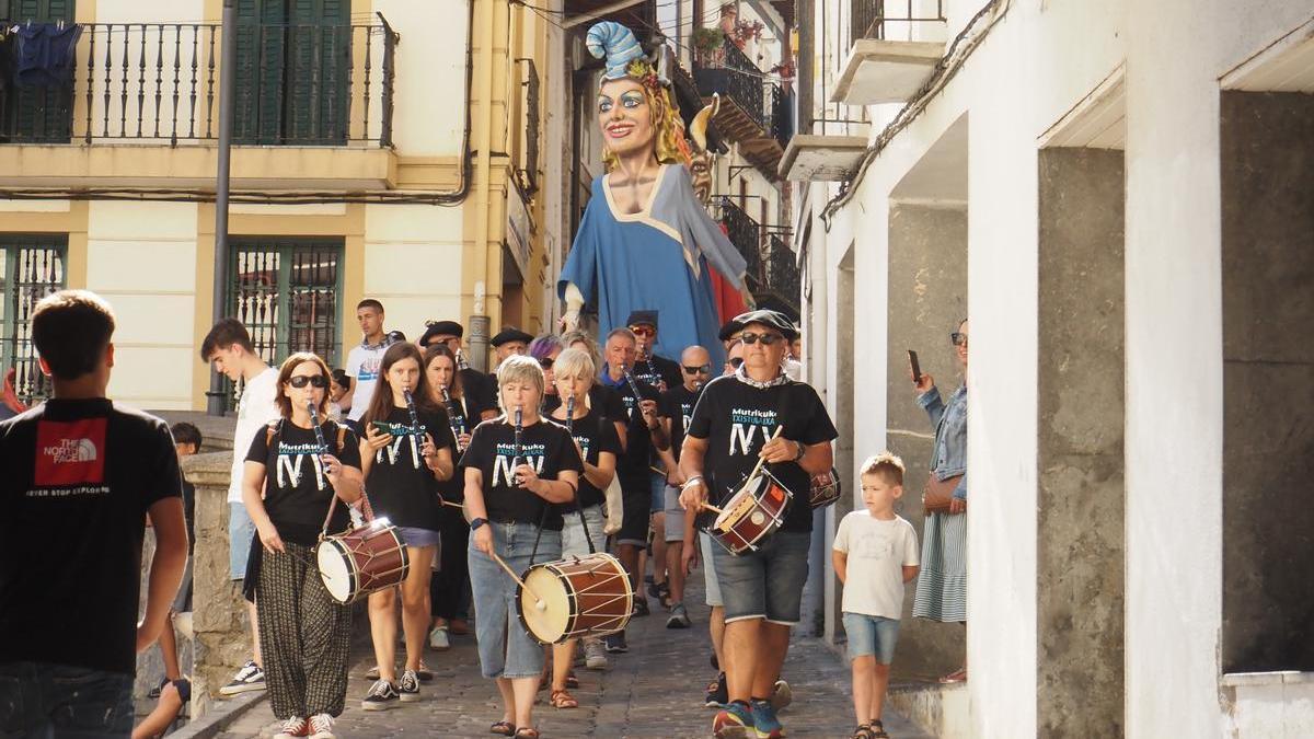 El desfile de los gigantes y los cabezudos acompañará al lanzamiento del chupinazo la tarde del martes.