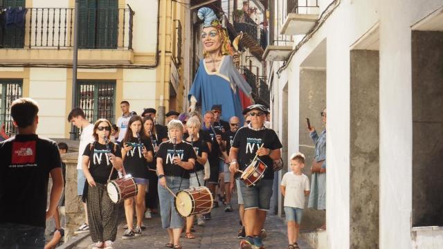 El desfile de los gigantes y los cabezudos acompañará al lanzamiento del chupinazo la tarde del martes.