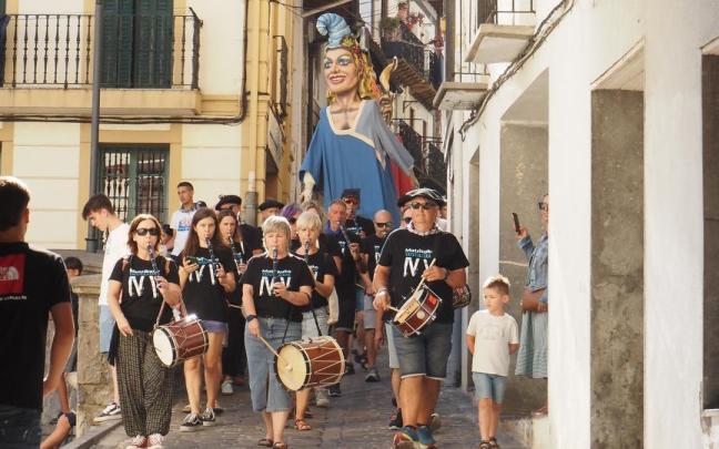 El desfile de los gigantes y los cabezudos acompañará al lanzamiento del chupinazo la tarde del martes.