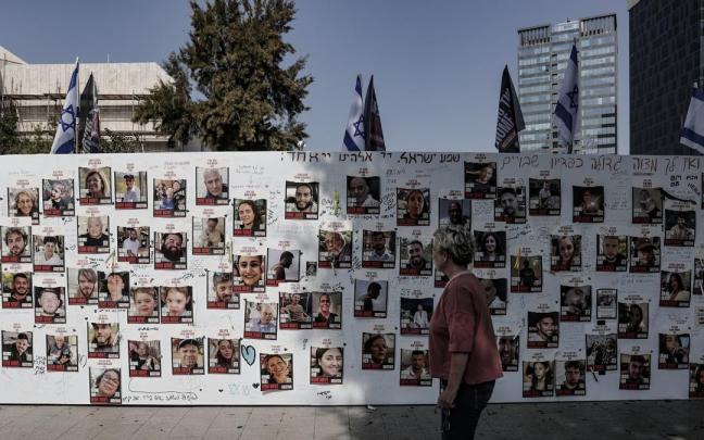 Mural con la imagen de los 229 secuestrados.