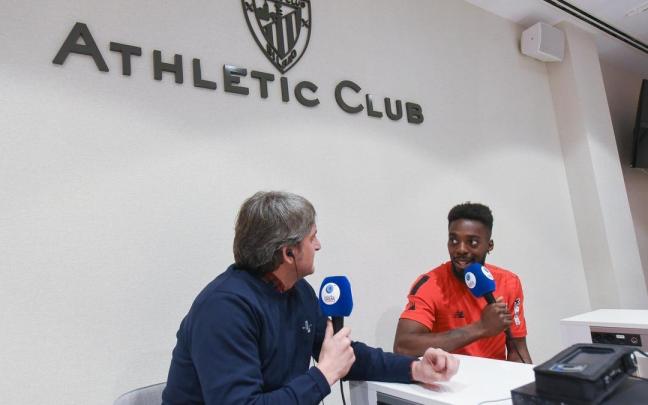José Manuel Monje e Iñaki Williams, en las instalaciones de Lezama.