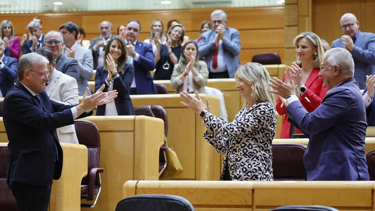 El senador popular Antonio Silván (i) recibe los aplausos de sus compañeros tras intervenir en el pleno.