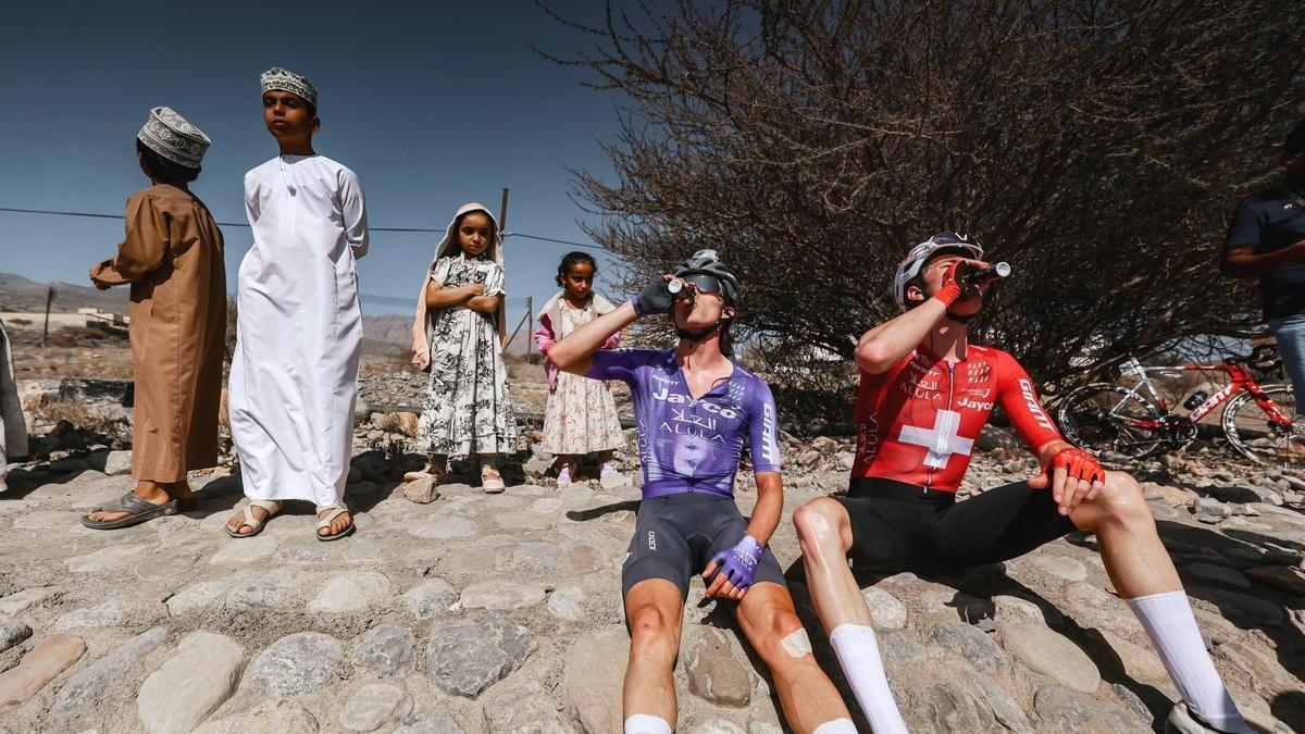 Schmid y un compañero de equipo se refrescan tras la etapa.