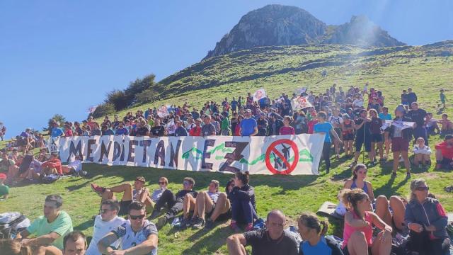 Concentración en las faldas de Ernio contra la ocupación de los montes con parques eólicos