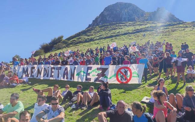 Concentración en las faldas de Ernio contra la ocupación de los montes con parques eólicos