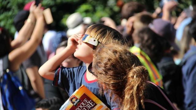 Personas con gafas para ver el eclipse.