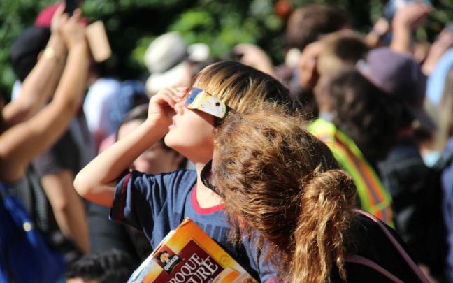 Personas con gafas para ver el eclipse.