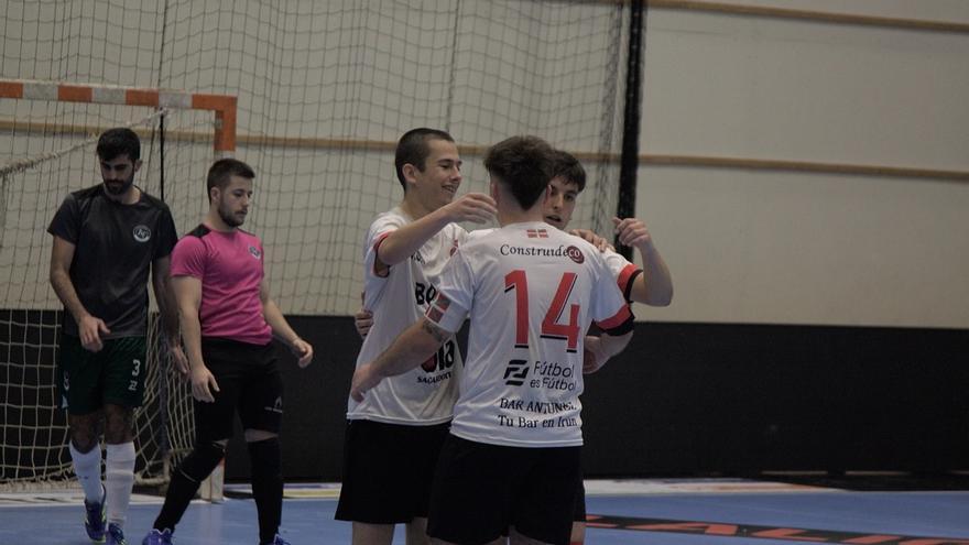 Foto de varios jugadores del Irun Futsal durante uno de los últimos partidos de la temporada.