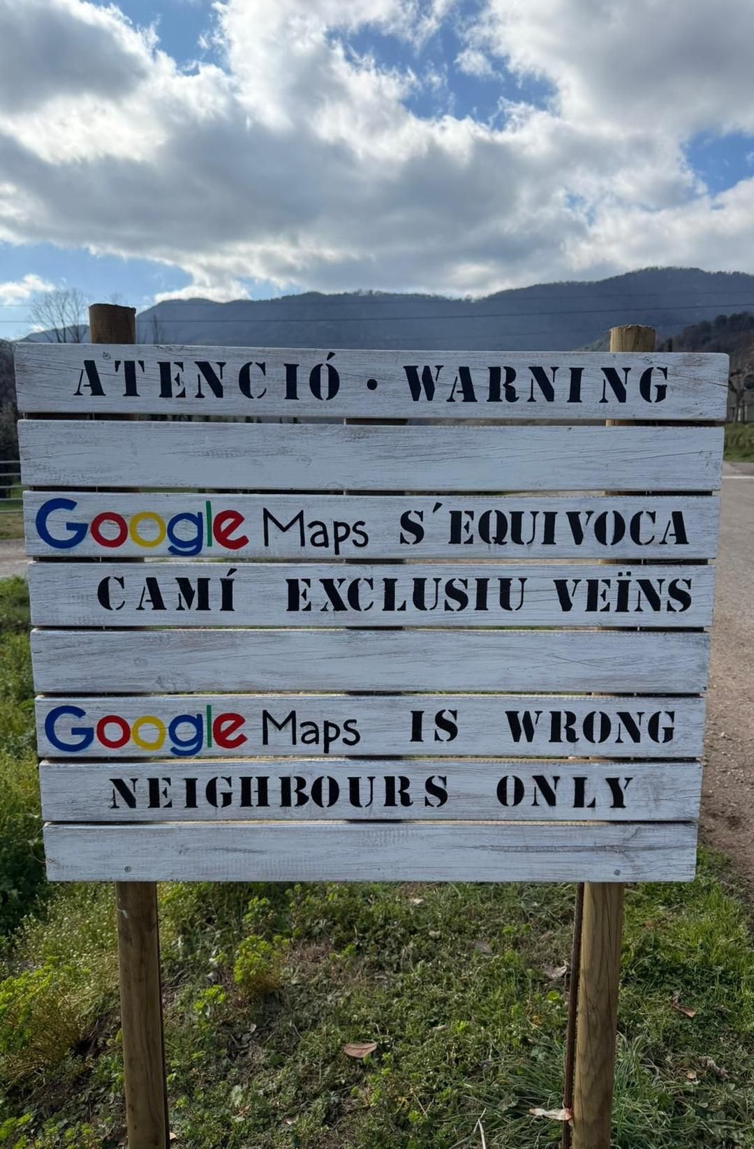 El cartel que ha puesto una vecina.