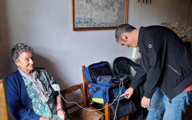 Un sanitario atiende a una persona con 'Maletik'.