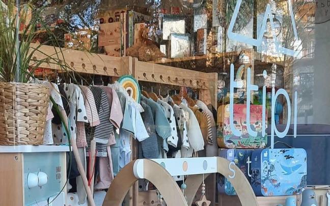 Foto del escaparate de Ttipi Store, la tienda de juguetes y productos infantiles ubicada en la calle San Marcial de Irun.