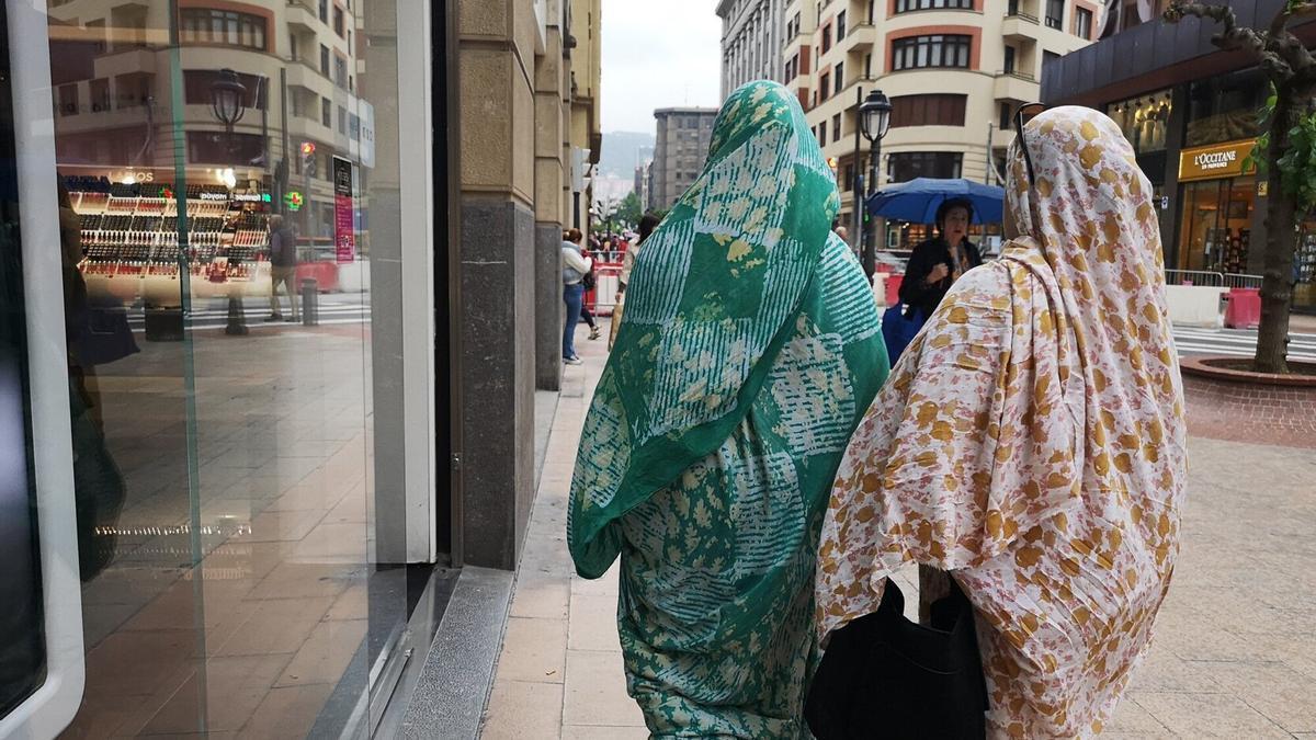 Dos mujeres musulmanas con velo pasean por una céntrica calle de Bilbao.
