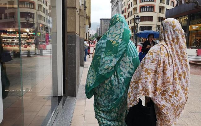 Dos mujeres musulmanas con velo pasean por una céntrica calle de Bilbao.