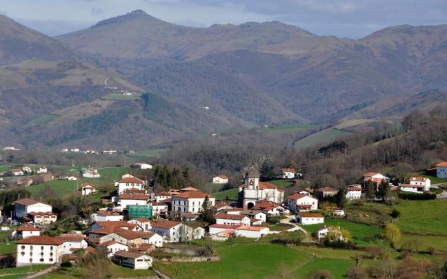 La villa de Zugarramurdi, con 211 habitantes, recibió en sus cuevas el año pasado a 134.529 visitantes gracias a sus leyendas de brujería. La villa de Zugarramurdi, con 211 habitantes, recibió en sus cuevas el año pasado a 134.529 visitantes gracias a sus leyendas de brujería.