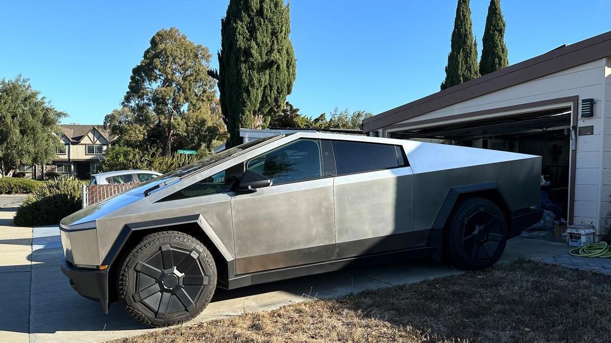 Una camioneta "pick up" Cybertruck de Tesla aparcada en un garaje en Silicon Valley.