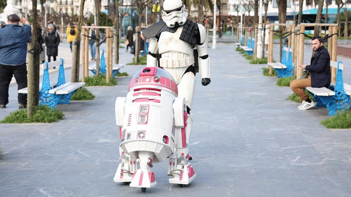 Andoni Serrano andando con R2 de la Fundación Rosa