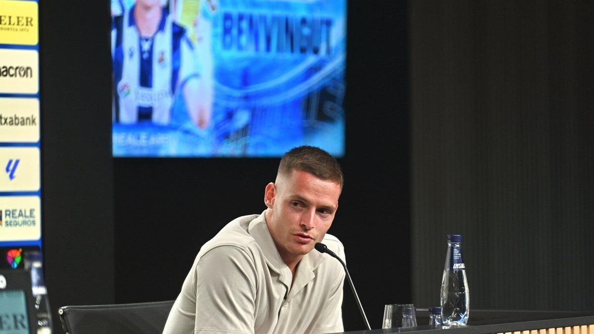 Sergio Gómez en su presentación como nuevo jugador txuri-urdin. / PEDRO MARTÍNEZ