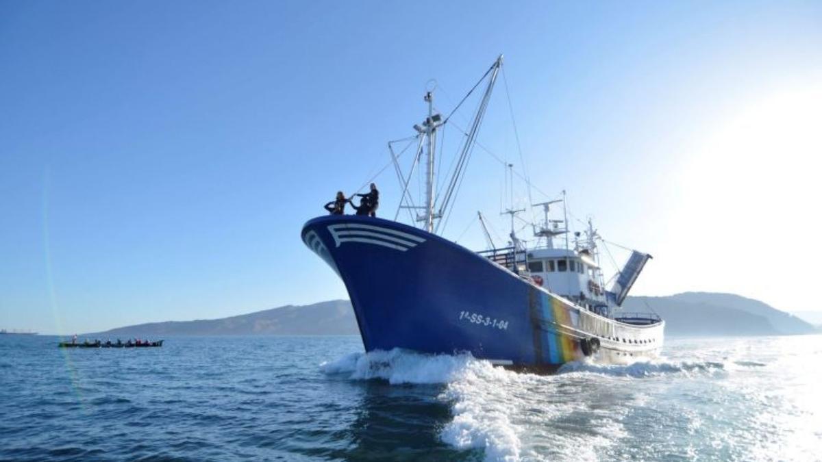 El barco Mater llegará a Mutriku después de hacer escala en el puerto de Ondarroa.