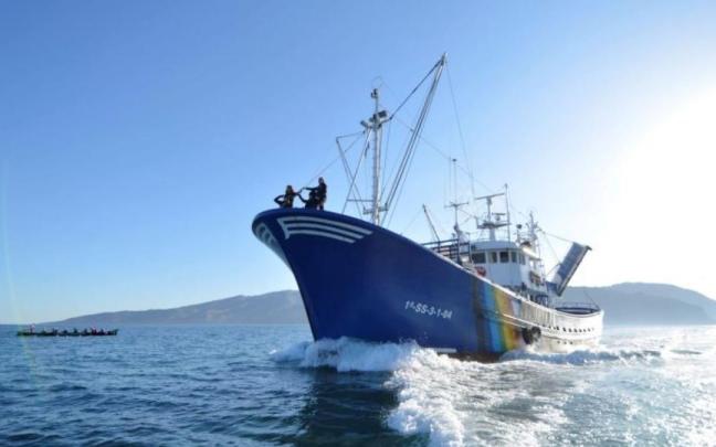 El barco Mater llegará a Mutriku después de hacer escala en el puerto de Ondarroa.