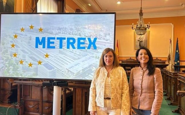 La alcaldesa de Irun, Cristina Laborda, y la diputada de Movilidad, Azahara Domínguez, esta mañana en el ayuntamiento de Irun.