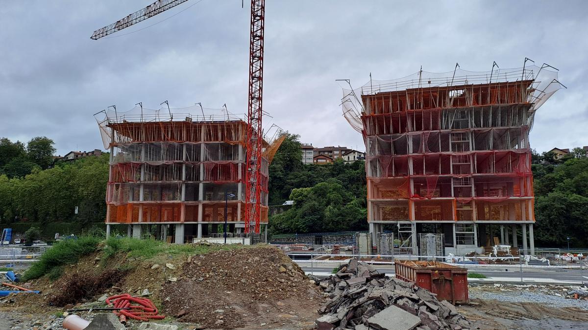 Dos bloques de viviendas en construcción