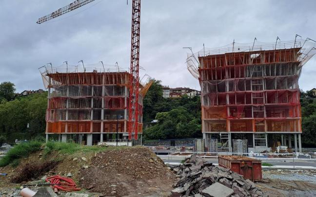 Dos bloques de viviendas en construcción