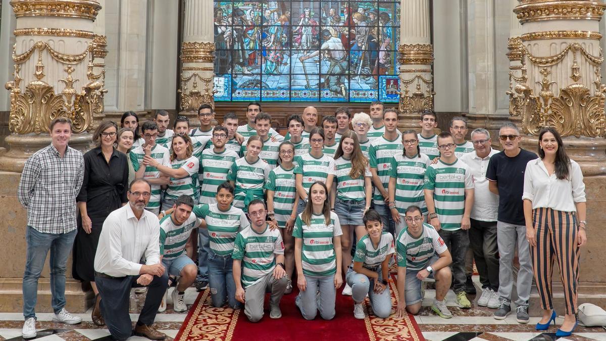 Foto de familia de la recepción en el Palacio Foral