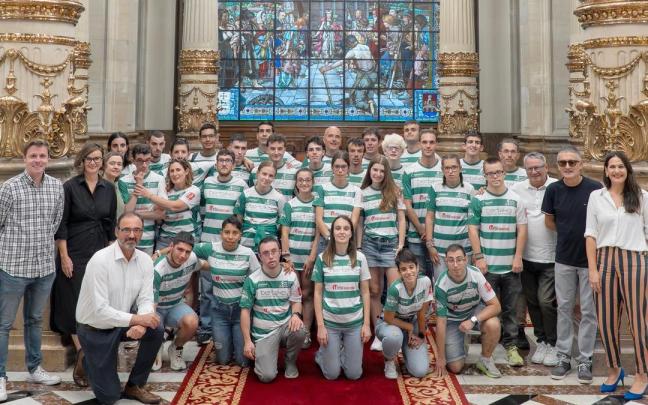 Foto de familia de la recepción en el Palacio Foral