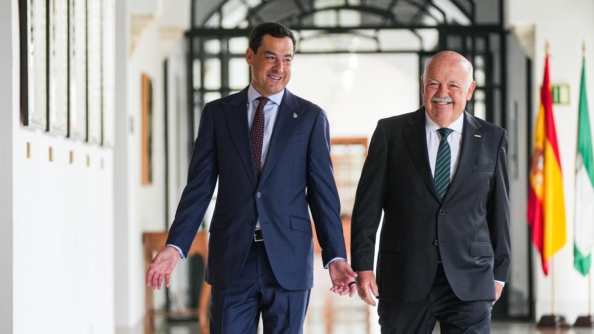 El presidente del Parlamento de Andalucía, Jesús Aguirre (d), junto al líder y candidato del PP-A a la reelección como presidente de la Junta, Juanma Moreno.