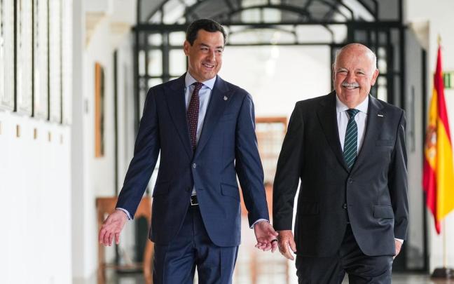 El presidente del Parlamento de Andalucía, Jesús Aguirre (d), junto al líder y candidato del PP-A a la reelección como presidente de la Junta, Juanma Moreno.