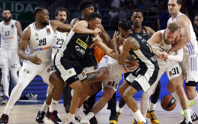 Los jugadores del Partizán se pegan con los jugadores del Real Madrid durante el segundo partido de los cuartos de final de la Euroliga. Los jugadores del Partizán se pegan con los jugadores del Real Madrid durante el segundo partido de los cuartos de final de la Euroliga.