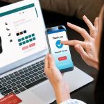 Una mujer, comprando unos zapatos a través de internet.