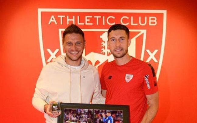 Óscar de Marcos entrega un cuadro conmemorativo a Joaquín Óscar de Marcos entrega un cuadro conmemorativo a Joaquín