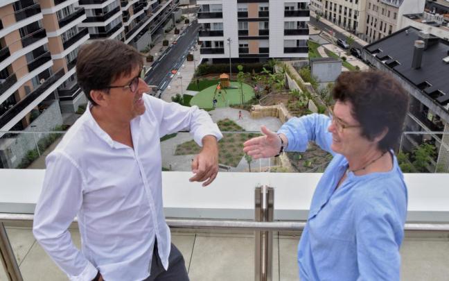 El gerente de San Bartolomé Muinoa, Martín Arregi, y la concejala de Urbanismo, Nekane Arzallus, con el nuevo parque al fondo