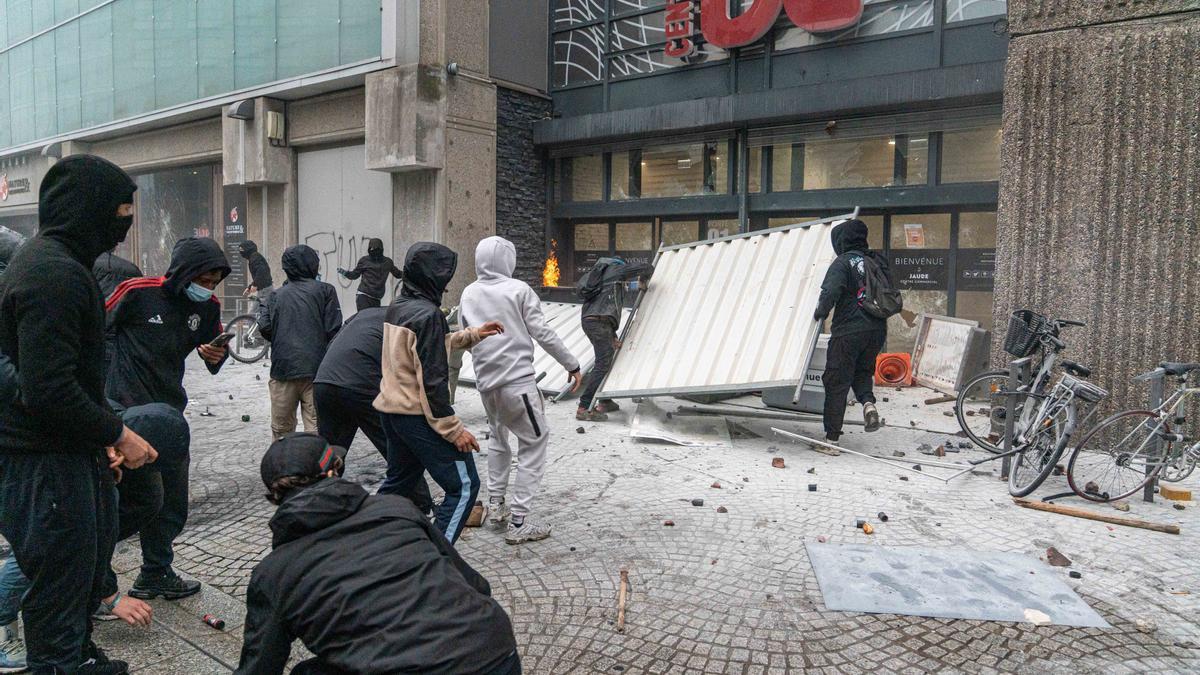 Jóvenes saquean un comercio durante las protestas en Francia.