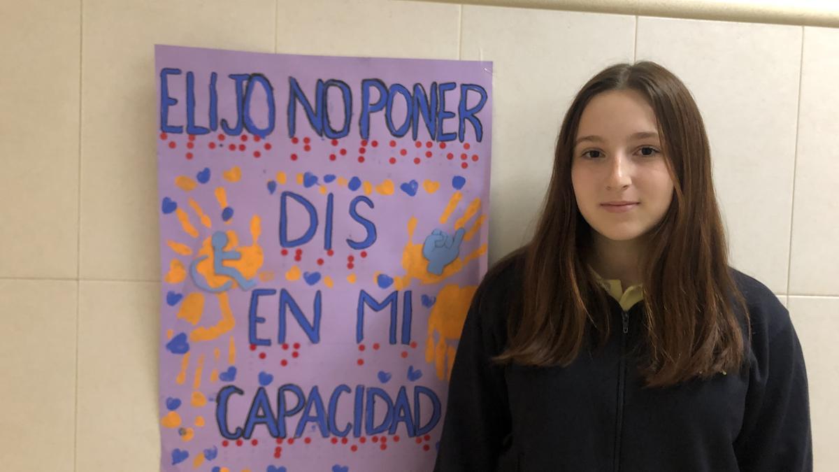 Alumna junto a uno de los trabajos presentados en el 39 Concurso Escolar del Grupo Social ONCE