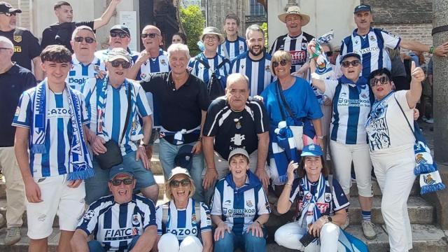 Un grupo de aficionados de Urretxu y Zumarraga, en Sevilla.