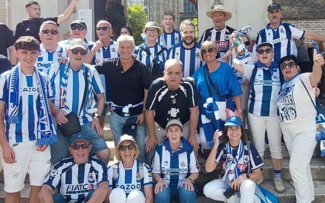 Un grupo de aficionados de Urretxu y Zumarraga, en Sevilla.