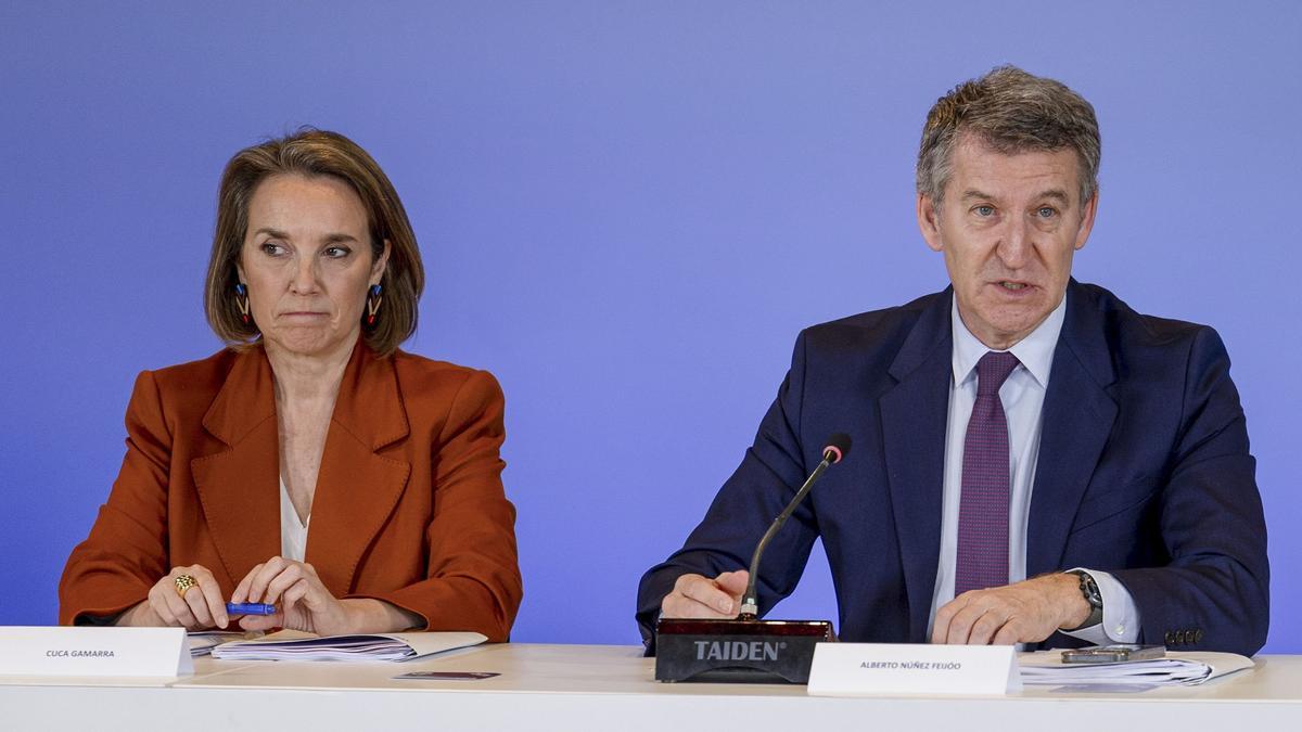 El líder del PP, Alberto Núñez Feijóo, acompañado de la secretaria general, Cuca Gamarra, en la sede de Génova.